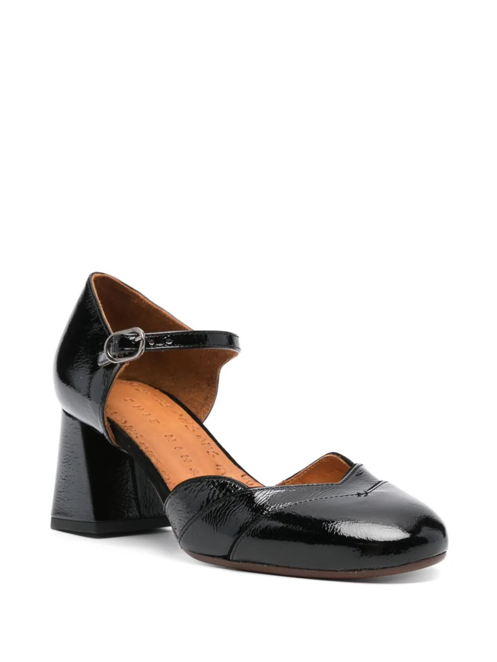 Chie Mihara zapatos de medio tacón medio charol negro, cierre doble de hebilla lateral tacón bajo en bloque de 60 mm&nbsp; Plantilla de piel y suela de cuero y goma  Composición   Suela_ Goma 100%, Piel de becerro 100% Forro_ Piel de becerro 100% Exterior_ Piel de becerro 100%   Modelo: GRINI