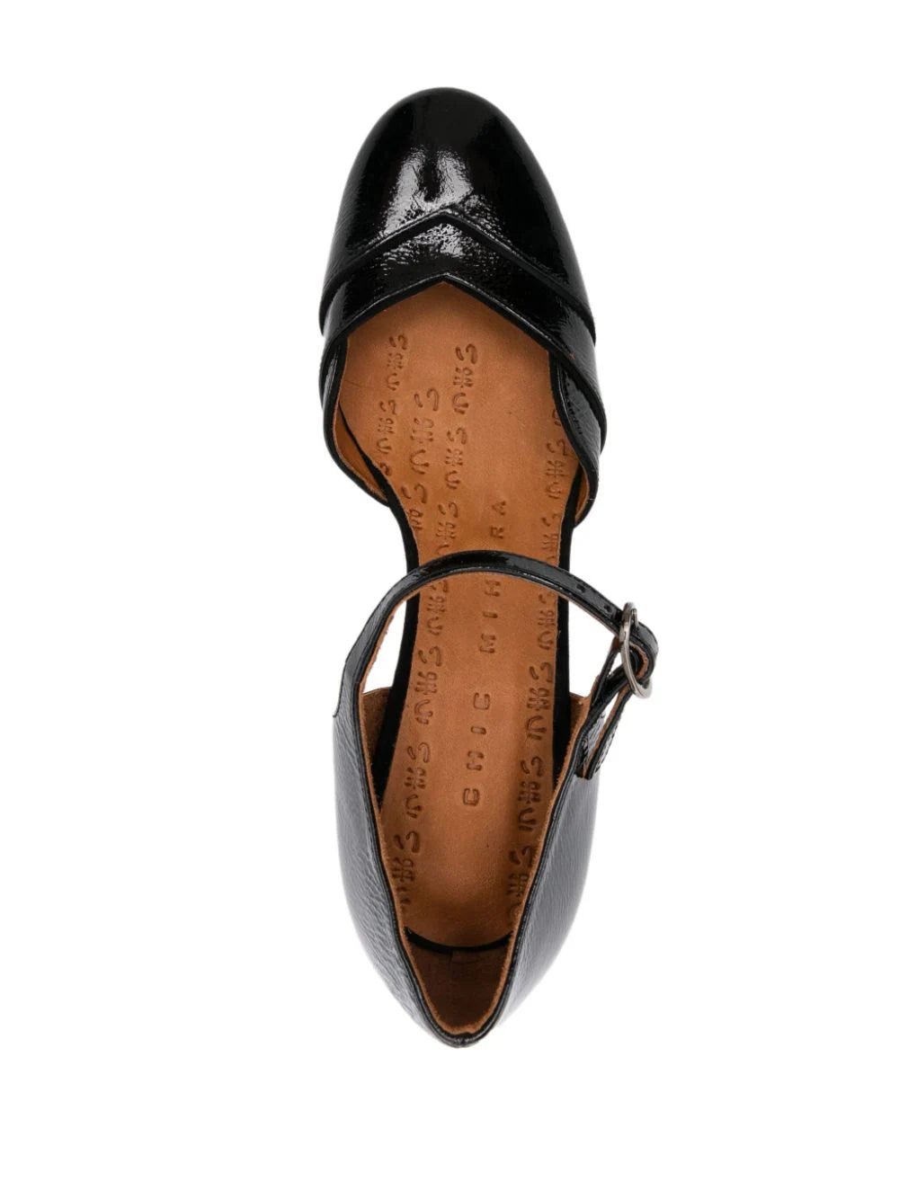 Chie Mihara zapatos de medio tacón medio charol negro, cierre doble de hebilla lateral tacón bajo en bloque de 60 mm&nbsp; Plantilla de piel y suela de cuero y goma  Composición   Suela_ Goma 100%, Piel de becerro 100% Forro_ Piel de becerro 100% Exterior_ Piel de becerro 100%   Modelo: GRINI