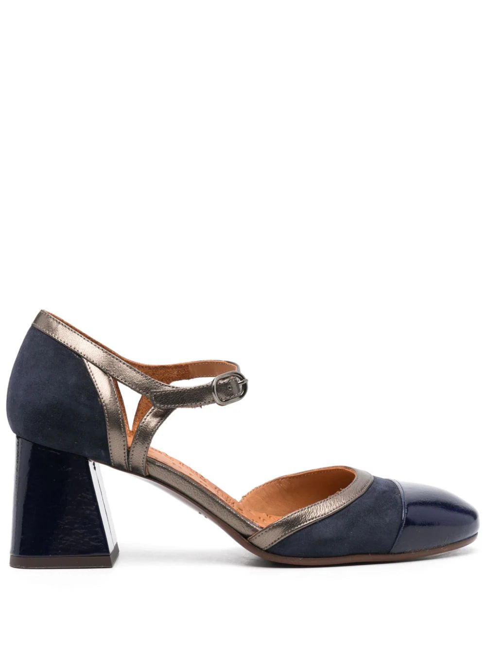 Chie Mihara zapatos de tacón en ante azul marino y contraste en charol, con cierre de hebilla, &nbsp;tacón&nbsp; en bloque de 6 cm puntera redonda, plantilla de piel y suela de cuero y goma.  Composición   Suela_ Goma 100%, Piel de becerro 100% Forro_ Piel de becerro 100% Exterior_ Ante de becerro 100% - Charol 100%   Modelo: GUERA