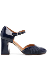 Load image into Gallery viewer, Chie Mihara zapatos de tacón en ante camel con puntera en color navy, cierre de hebilla lateral tacón bajo en bloque de 90 mm puntera cuadrada, plantilla de piel y suela de cuero y goma.  Composición   Suela_ Goma 100%, Piel de becerro 100% Forro_ Piel de becerro 100% Exterior_ Ante de becerro 100%   Modelo: MINDEL