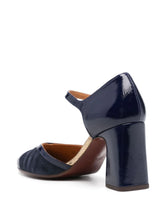 Load image into Gallery viewer, Chie Mihara zapatos de tacón en ante camel con puntera en color navy, cierre de hebilla lateral tacón bajo en bloque de 90 mm puntera cuadrada, plantilla de piel y suela de cuero y goma.  Composición   Suela_ Goma 100%, Piel de becerro 100% Forro_ Piel de becerro 100% Exterior_ Ante de becerro 100%   Modelo: MINDEL