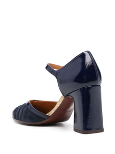 Chie Mihara zapatos de tacón en ante camel con puntera en color navy, cierre de hebilla lateral tacón bajo en bloque de 90 mm puntera cuadrada, plantilla de piel y suela de cuero y goma.  Composición   Suela_ Goma 100%, Piel de becerro 100% Forro_ Piel de becerro 100% Exterior_ Ante de becerro 100%   Modelo: MINDEL