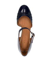 Load image into Gallery viewer, Chie Mihara zapatos de tacón en ante camel con puntera en color navy, cierre de hebilla lateral tacón bajo en bloque de 90 mm puntera cuadrada, plantilla de piel y suela de cuero y goma.  Composición   Suela_ Goma 100%, Piel de becerro 100% Forro_ Piel de becerro 100% Exterior_ Ante de becerro 100%   Modelo: MINDEL