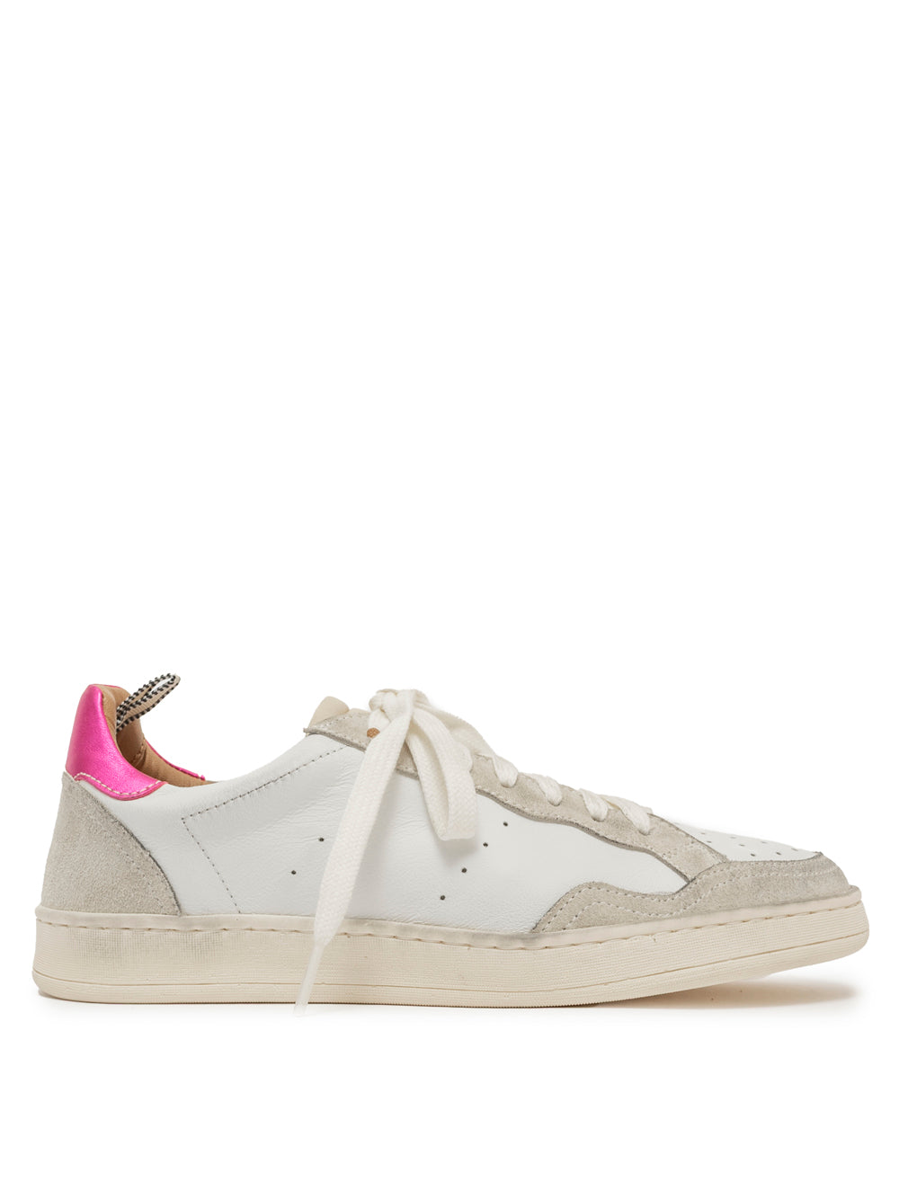 Sneaker de Elia Maurizi en blanco roto con contraste en fucsia metalizado. El exterior esta tintado con extractos vegetales lo que conlleva ahora un 50% hasta un 90% de agua.Las suelas son caucho reciclado y degradable producidas directamente a partir de leche de hevea virgen.

Talla un número más de lo habitual.

Exterior_Piel


Interior_Piel

Suela_Caucho

Modelo_Lexi

Hecho a mano en Italia