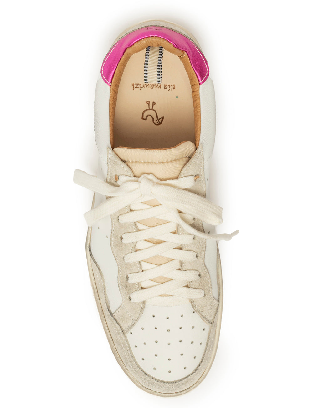 Sneaker de Elia Maurizi en blanco roto con contraste en fucsia metalizado. El exterior esta tintado con extractos vegetales lo que conlleva ahora un 50% hasta un 90% de agua.Las suelas son caucho reciclado y degradable producidas directamente a partir de leche de hevea virgen.

Talla un número más de lo habitual.

Exterior_Piel


Interior_Piel

Suela_Caucho

Modelo_Lexi

Hecho a mano en Italia
