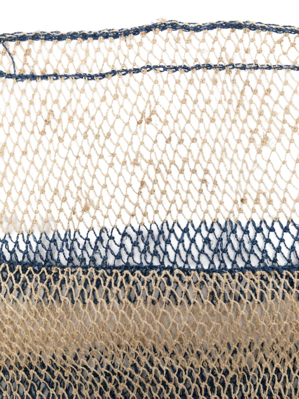 Bolso Kudzu artesanal en color natural con rayas azules y asa larga, elaborado a mano con fibra sostenible en Laos.

