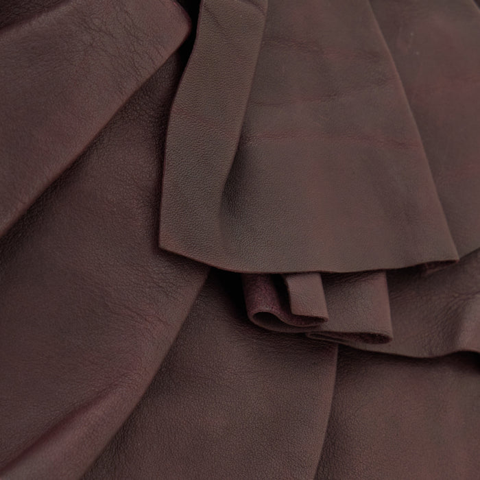 Detalle de los volantes de piel del bolso CAMILLA Prugna