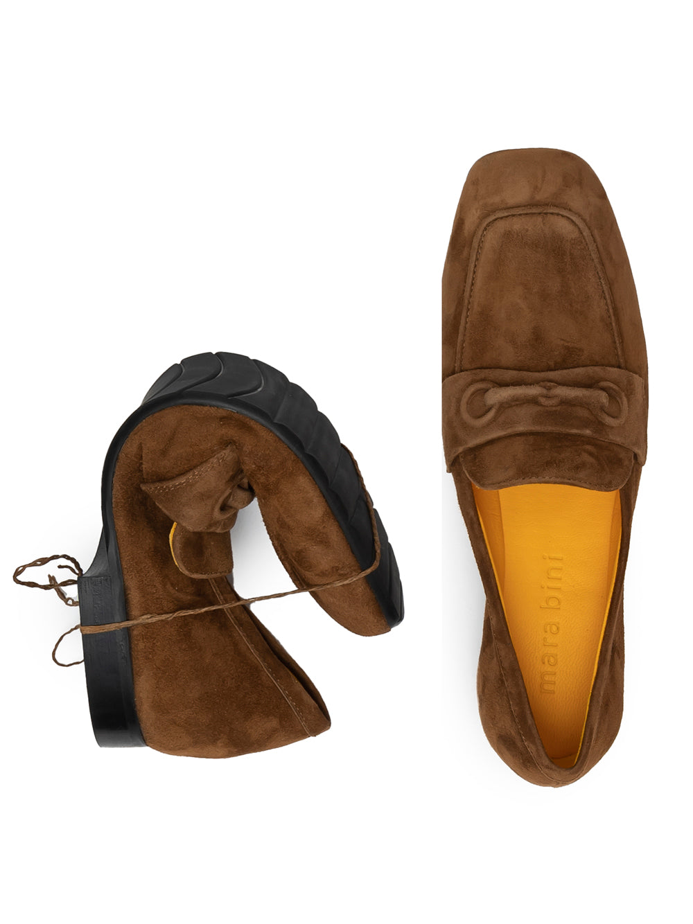 Mocasín en ante tabacco con plano con suela de goma y flexible lo que lo hacen muy cómodo para el día a día.  Exterior_ Piel De Becerro 100% Suela_ Goma 50% Cuero 50% Forro_ Piel De Becerro 100%  Fabricado en Italia  Modelo_ Gioia-H773- Mara Bini  Color_Tabacco