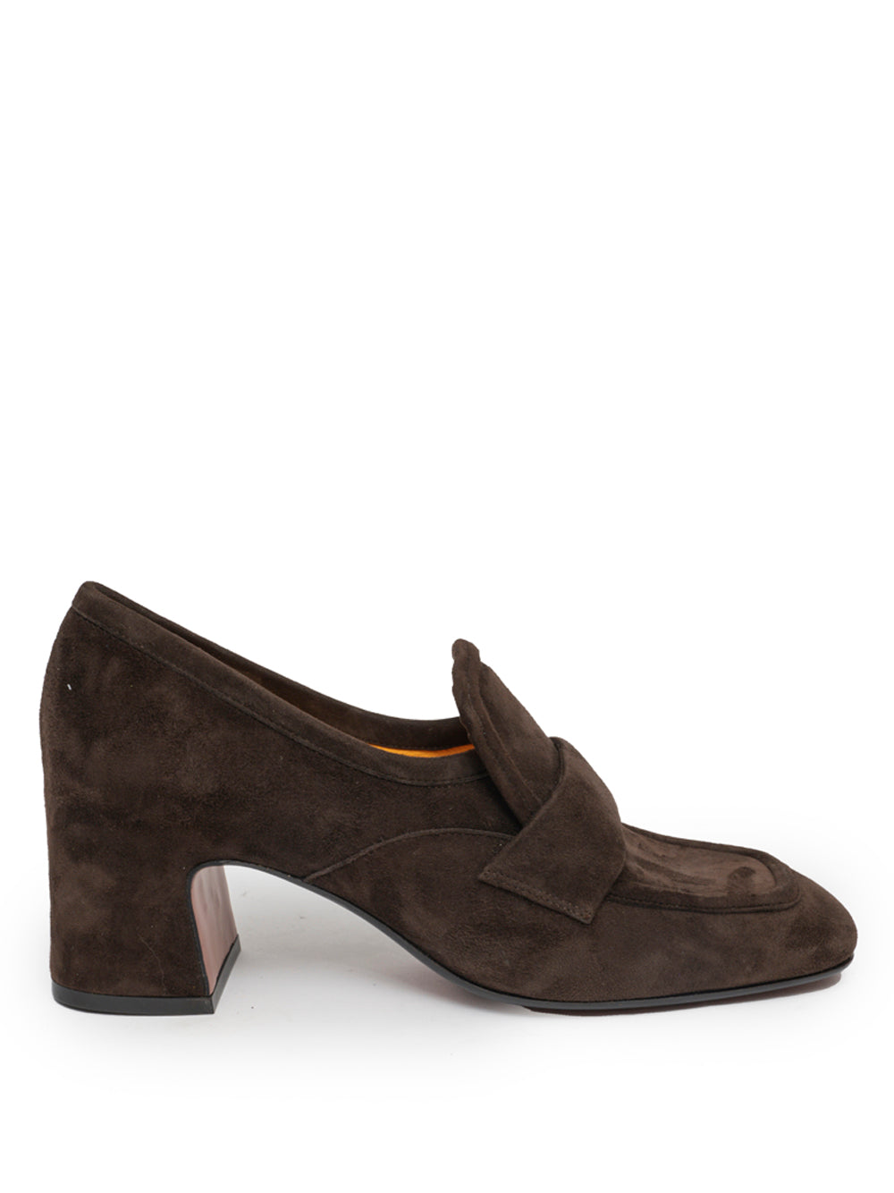 Mocasín en ante chocolate con tacón cuadrado ancho de 6 cm. La suela es de goma y flexible lo que lo hacen muy cómodo para el día a día.  Exterior_ Piel De Becerro 100% Suela_ Goma 50% Cuero 50% Forro_ Piel De Becerro 100%  Fabricado en Italia  Modelo_ Perla-R261- Mara Bini  Color_Testa_di_Moro
