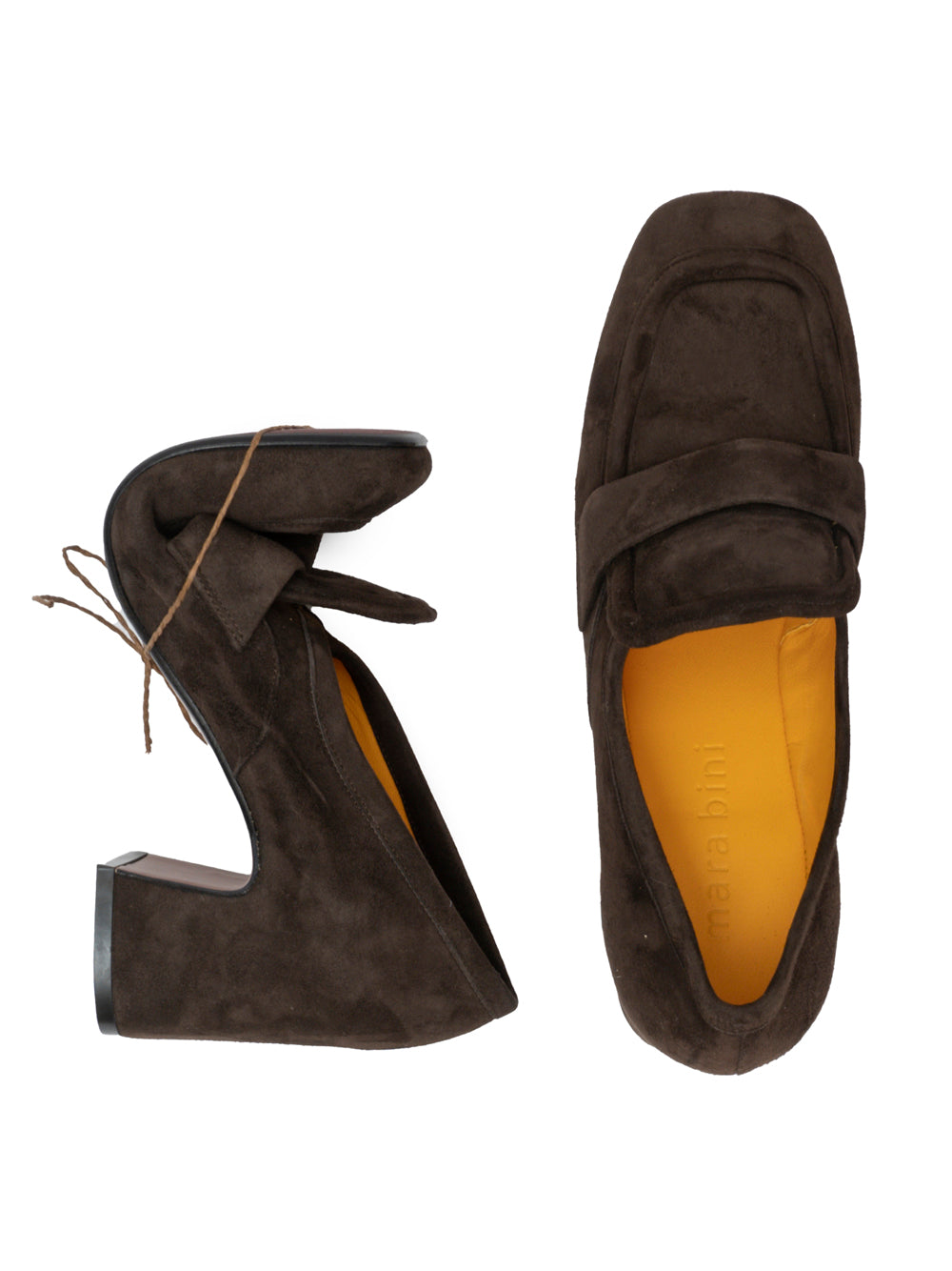 Mocasín en ante chocolate con tacón cuadrado ancho de 6 cm. La suela es de goma y flexible lo que lo hacen muy cómodo para el día a día.  Exterior_ Piel De Becerro 100% Suela_ Goma 50% Cuero 50% Forro_ Piel De Becerro 100%  Fabricado en Italia  Modelo_ Perla-R261- Mara Bini  Color_Testa_di_Moro
