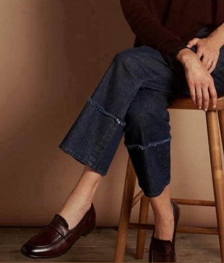 Colección de mocasines de mujer hechos a mano en Italia, elaborados en piel de calidad y teñidos con tintes vegetales. Calzado artesanal, cómodo y sostenible.