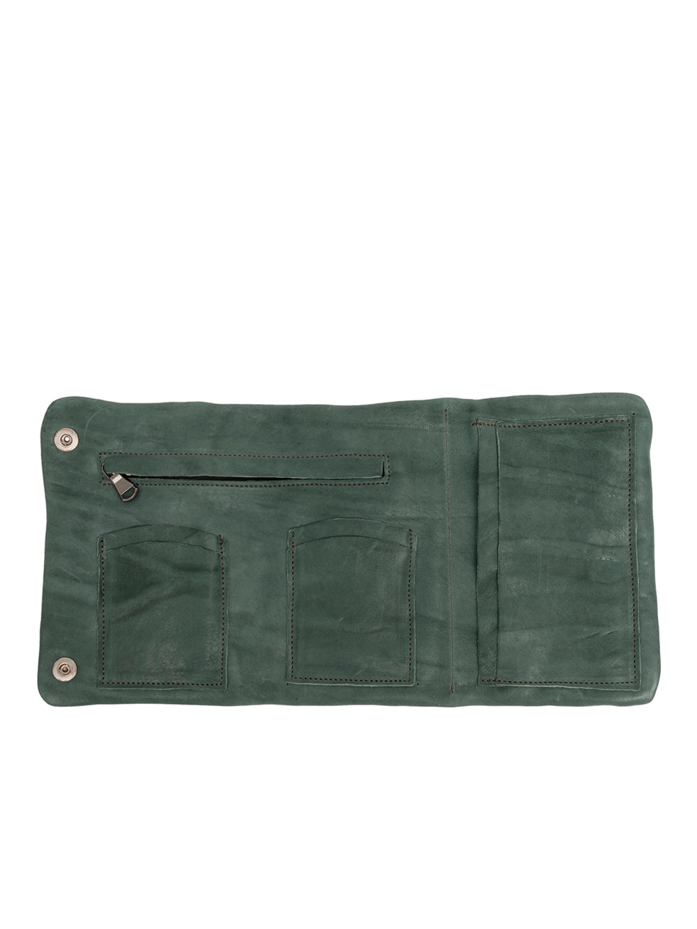 Monedero en piel lavada en verde. Contiene numerosos compartimentos para las tarjetas y monedas, que lo hacen práctico y funcional. Medidas: 16 x 11 cm. Teñido con tintes vegetales.  Hecho a mano en Italia.