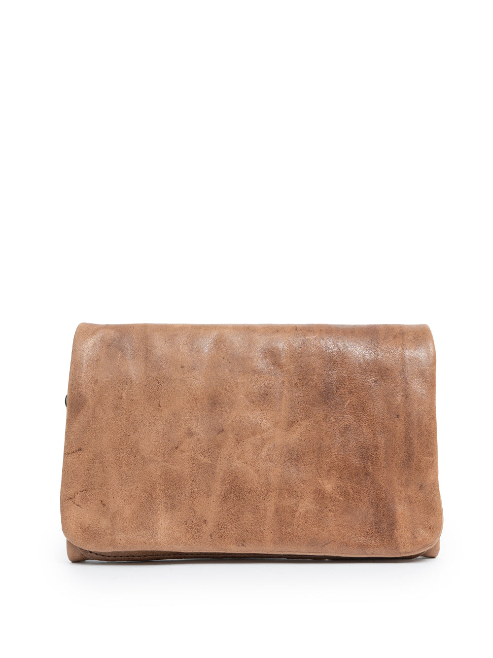 Monedero en piel lavada en camel. Contiene numerosos compartimentos para las tarjetas y monedas, que lo hacen práctico y funcional. Es el accesorio imprescindible de la temporada. Medidas: 16 x 11 cm.&nbsp;  Hecho a mano en Italia.