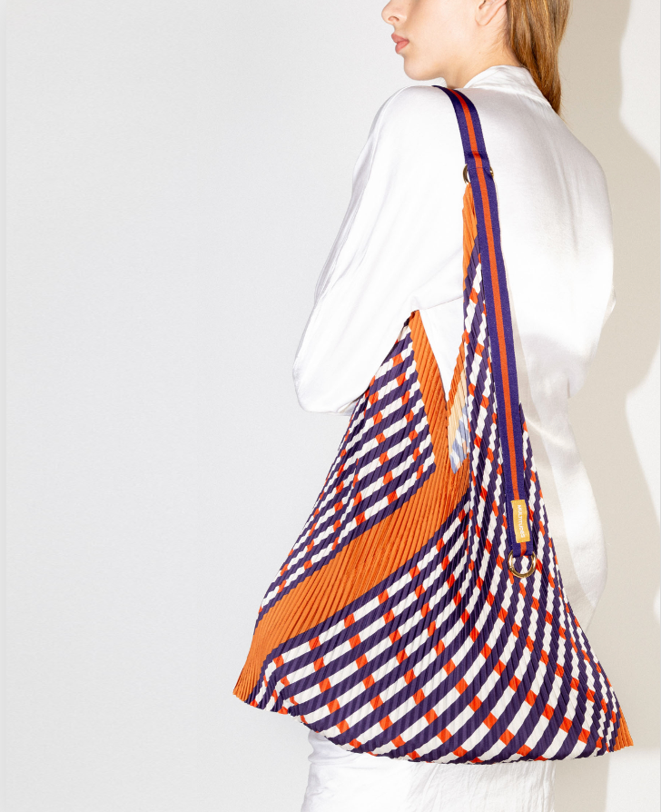 Bolso artesanal de Multitudes Bags hecho a mano en Italia. Diseño con bloques de color y materiales premium que reflejan creatividad y tradición.