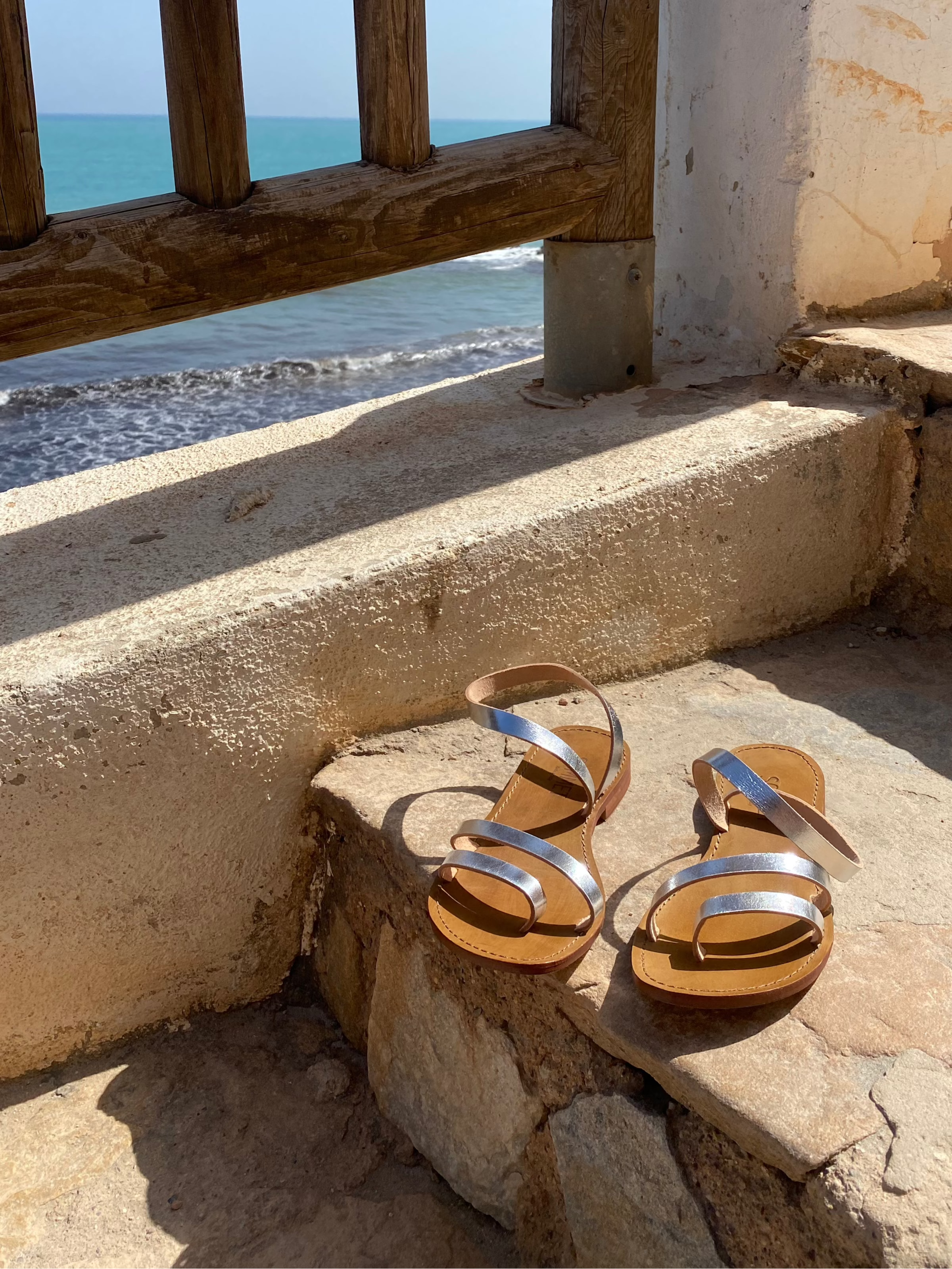 Sandalias artesanales Cinque Terre hechas a mano en Italia, inspiradas en Monterosso al Mare. Diseño mediterráneo y cómodo, comparable al estilo de Lanapo.
