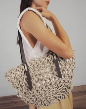 Cargar imagen en el visor de la galería, El bolso Vittoria de Alienina es un shopper amplio y con un diseño elegante, ideal para quienes buscan espacio sin renunciar al estilo. Está confeccionado con cuerda encerada y correas de piel biodegradable, lo que le aporta durabilidad y un toque moderno y sofisticado. Además, su diseño ergonómico permite llevarlo cómodamente sobre los hombros, convirtiéndolo en el compañero perfecto para el día a día o para escapadas. ¡Un accesorio práctico, con carácter y conciencia ecológica!

100% Algodón encerado.

Me