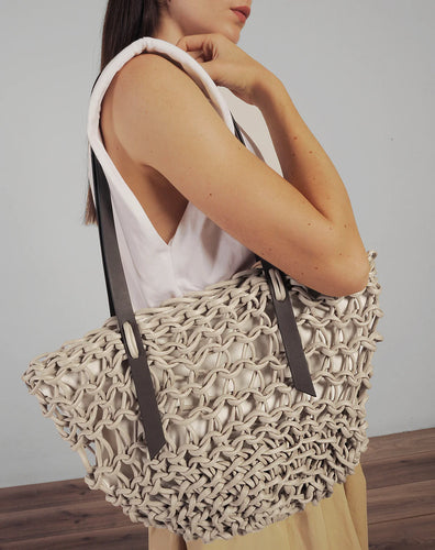 El bolso Vittoria de Alienina es un shopper amplio y con un diseño elegante, ideal para quienes buscan espacio sin renunciar al estilo. Está confeccionado con cuerda encerada y correas de piel biodegradable, lo que le aporta durabilidad y un toque moderno y sofisticado. Además, su diseño ergonómico permite llevarlo cómodamente sobre los hombros, convirtiéndolo en el compañero perfecto para el día a día o para escapadas. ¡Un accesorio práctico, con carácter y conciencia ecológica!

100% Algodón encerado.

Me