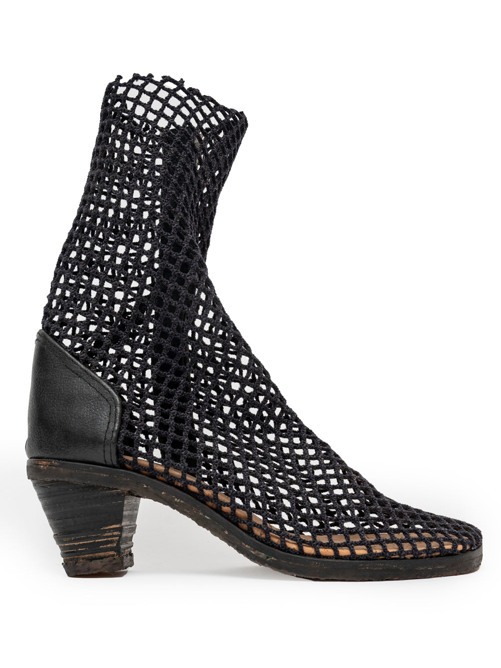 Las botas de Verdura modelo Bitta son un nuevo concepto de botas hechas con redes de pesca y con un poco de tacón para darte el apoyo adecuado para sentirte más alto pero aún cómodo. Están confeccionadas con red de pesca reciclada, suela interior de corcho natural, tacón de madera, suela de cuero.  Realizadas a mano en Italia.  100% Veganas.