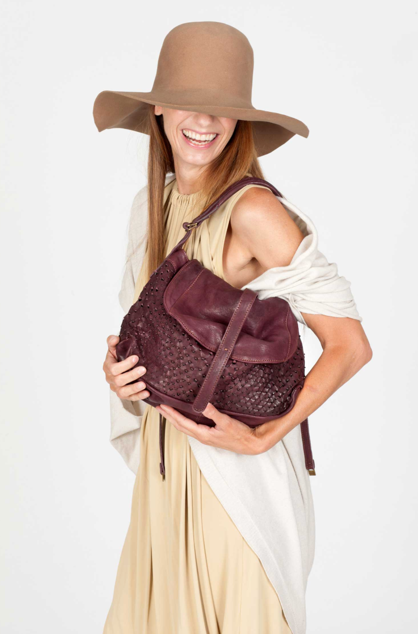 Luxury leather bag by Mialuis in Granata, versatile design to wear on the shoulder or crossbody, Made in Italy.