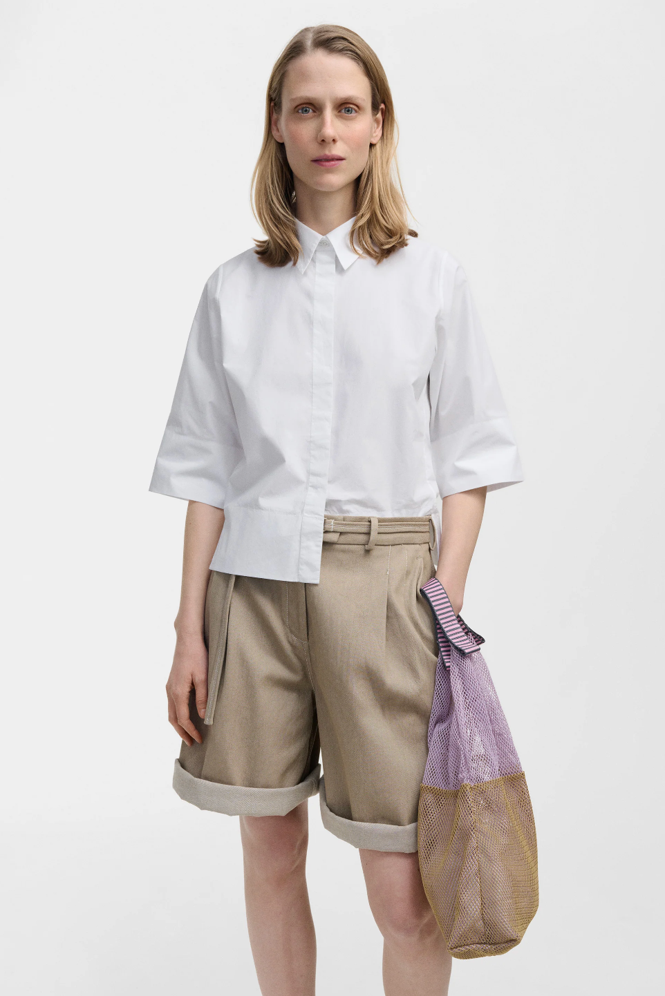 Épice Paris Udaipur Small Tote Bag in Lupine — bicolor mesh bag in lilac and camel, carried by hand, styled with white shirt and beige shorts