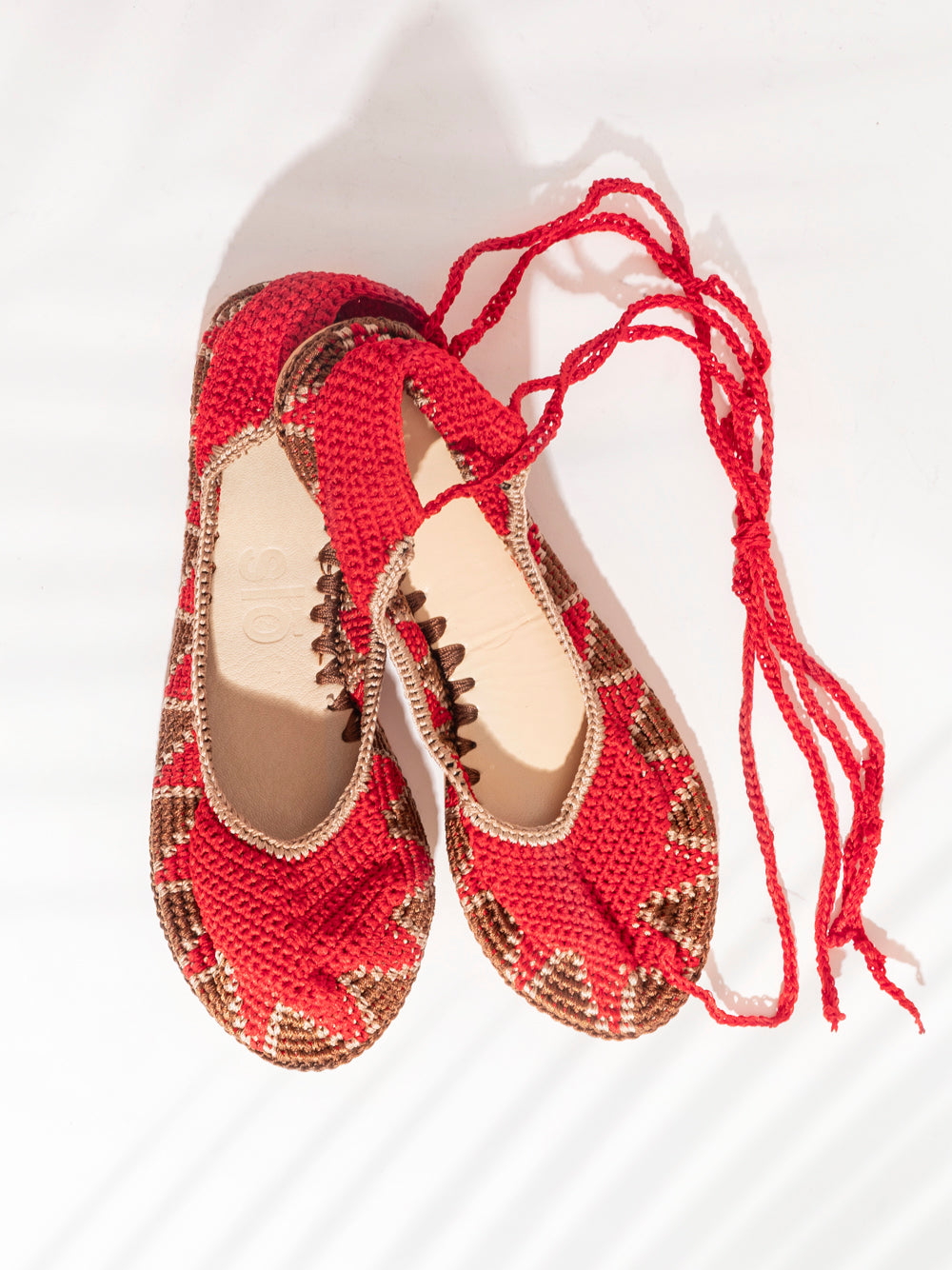 t

Handmade crochet flats in Venetian Red, crafted in India by slō hand made

Sustainable Venetian Red crochet flats with roman straps and leather interio
