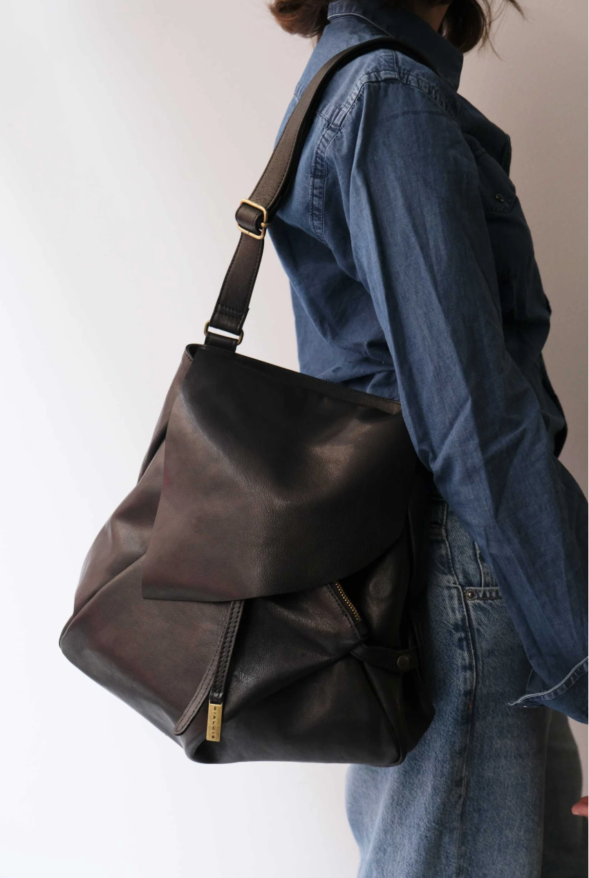 Mialuis Gabri Nero bag, sustainable vegetable-tanned leather, handmade in Italy with versatile adjustable strap.