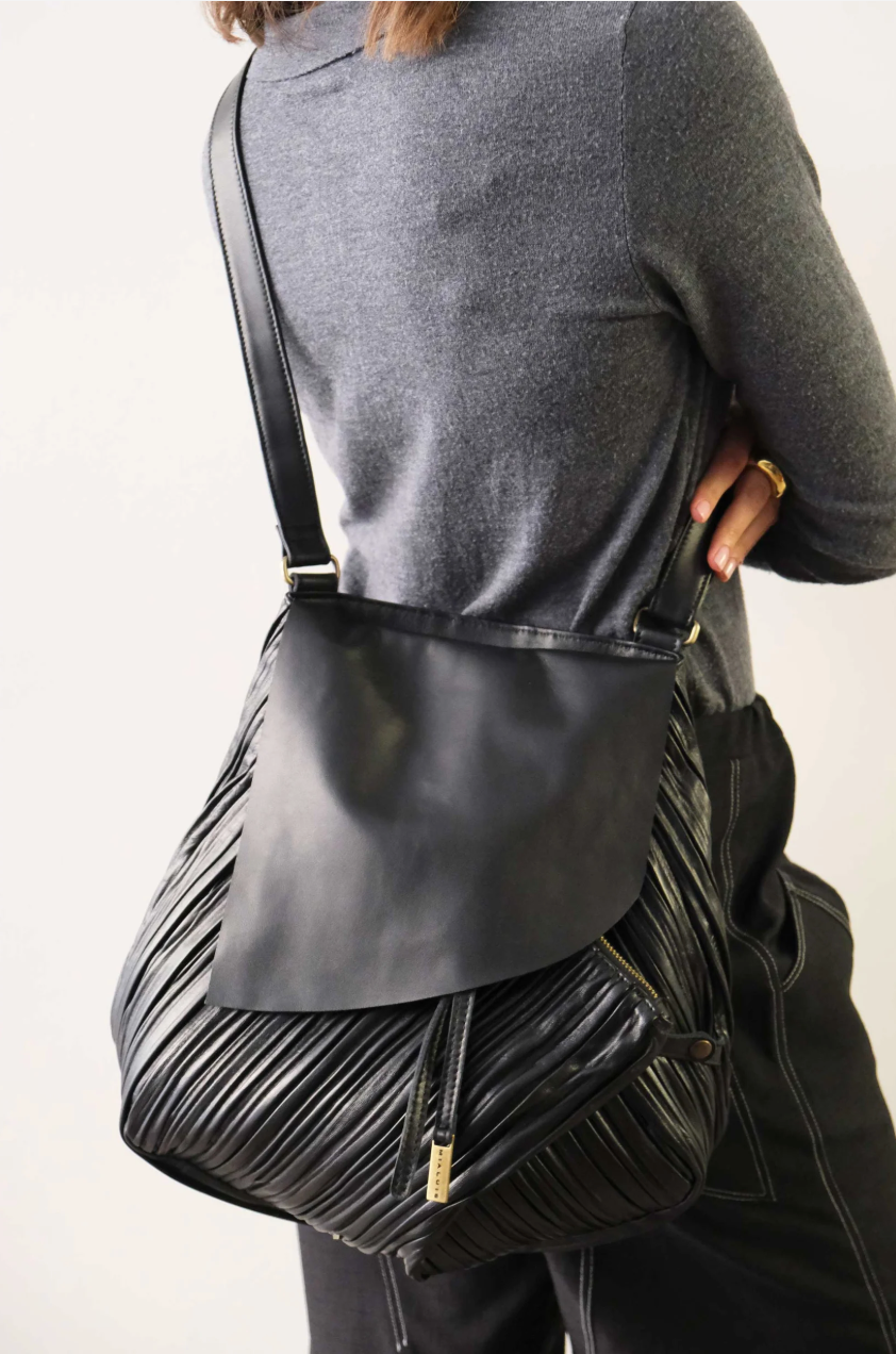 Mialuis Gabri Nero tote bag, crafted from pleated mineral-tanned leather, handmade in Italy with unique 3D texture.