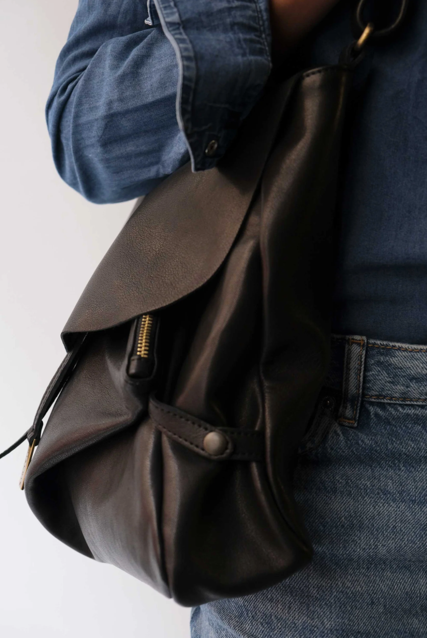 Mialuis Gabri Nero bag, sustainable vegetable-tanned leather, handmade in Italy with versatile adjustable strap.