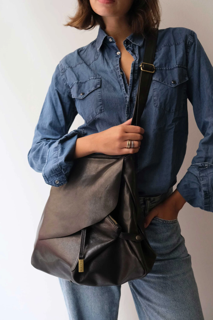 Luxury Italian black leather tote bag Gabri by Mialuis, artisanal craftsmanship with adjustable shoulder and crossbody strap.