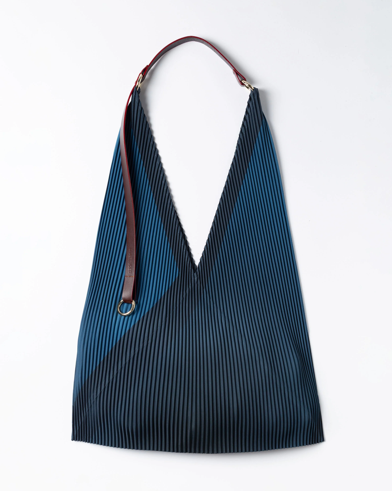 Bolso plisado Charlize de Multitudes en azul con asa de piel. Diseño elegante, ligero y con pochette extraíble. Fabricado en Italia.