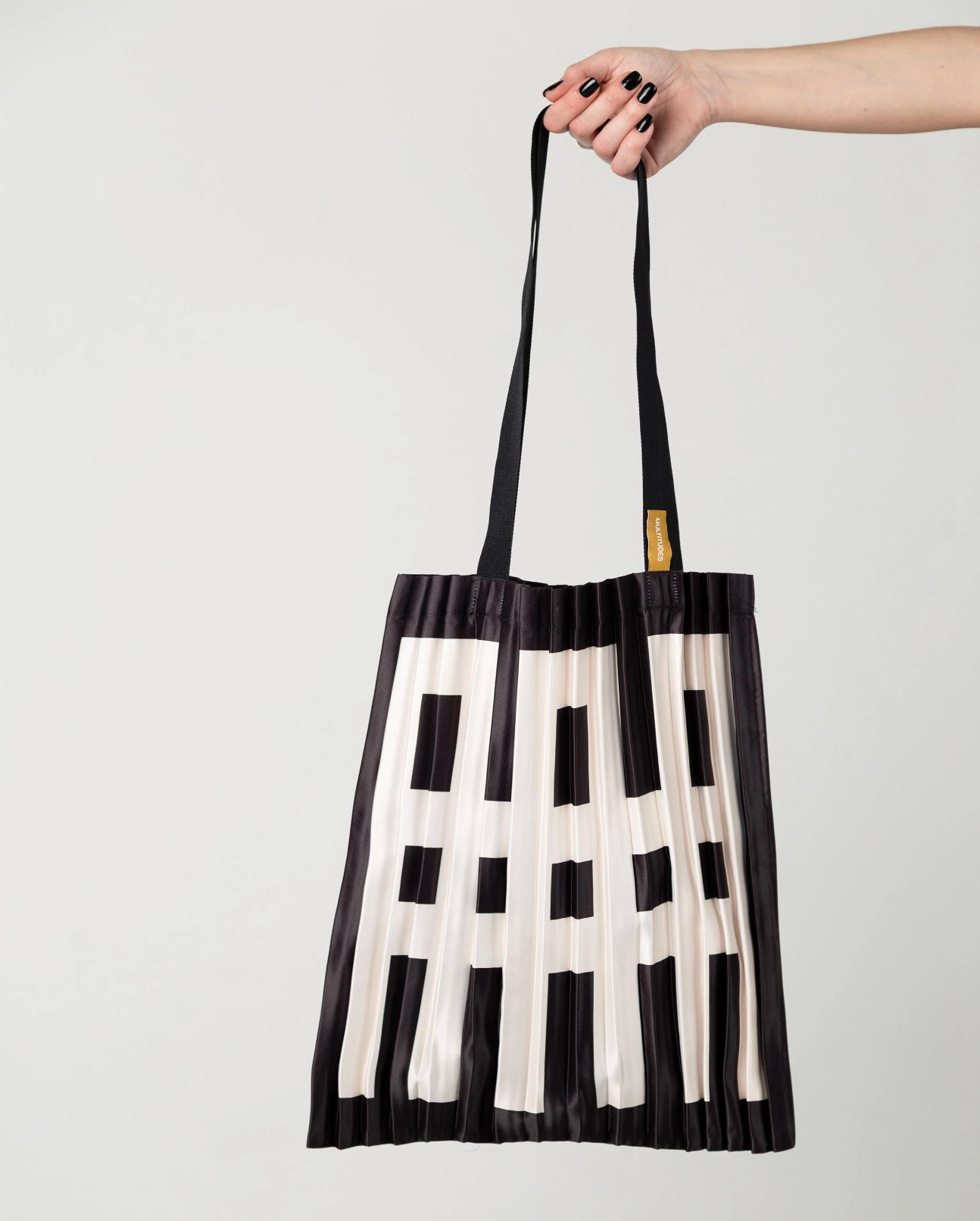 Multitudes Mondello tote bag with black and white geometric pleated design