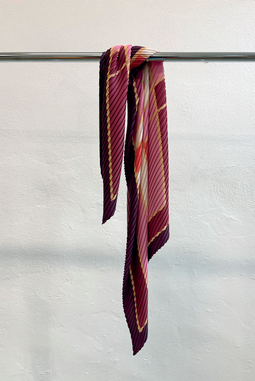Multitudes pleated scarf Era pink crimson burgundy recycled polyester silk-effect art deco hanging view
