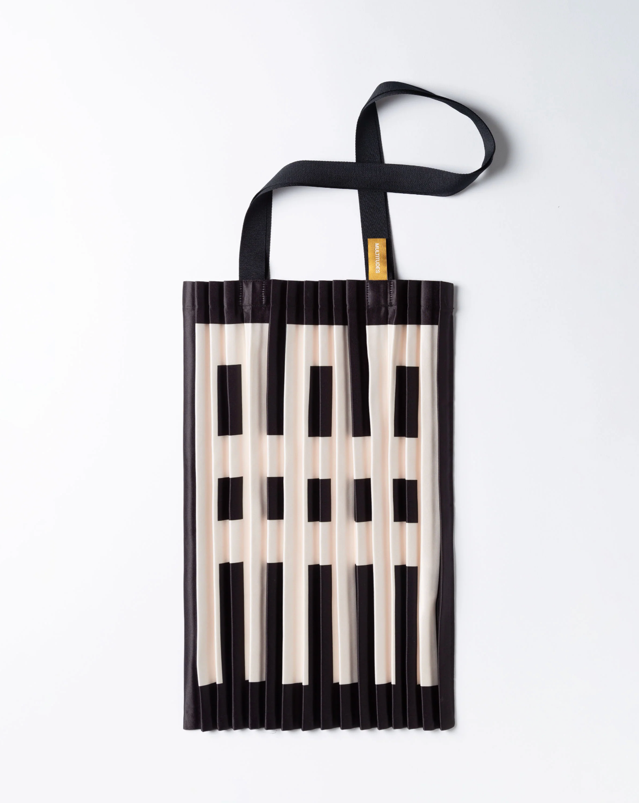 Multitudes Mondello pleated tote bag in black and white satin with geometric pattern