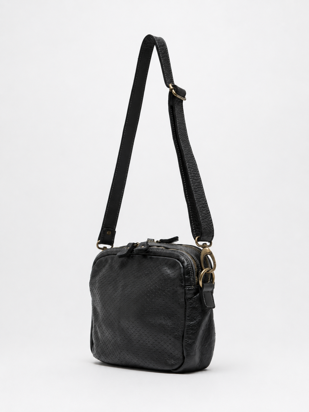 SOMMET ARLO Cobra vegetable-tanned leather crossbody bag in Nero black, handmade in Italy