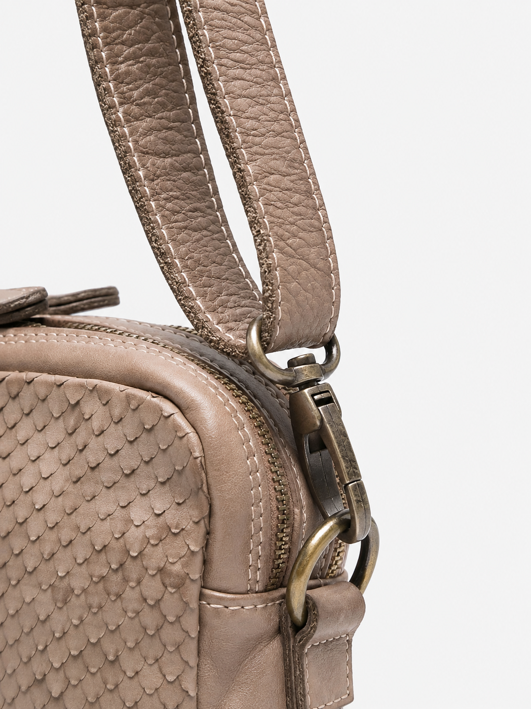 SOMMET ARLO Cobra vegetable-tanned leather crossbody bag in Taupe, handmade in Italy