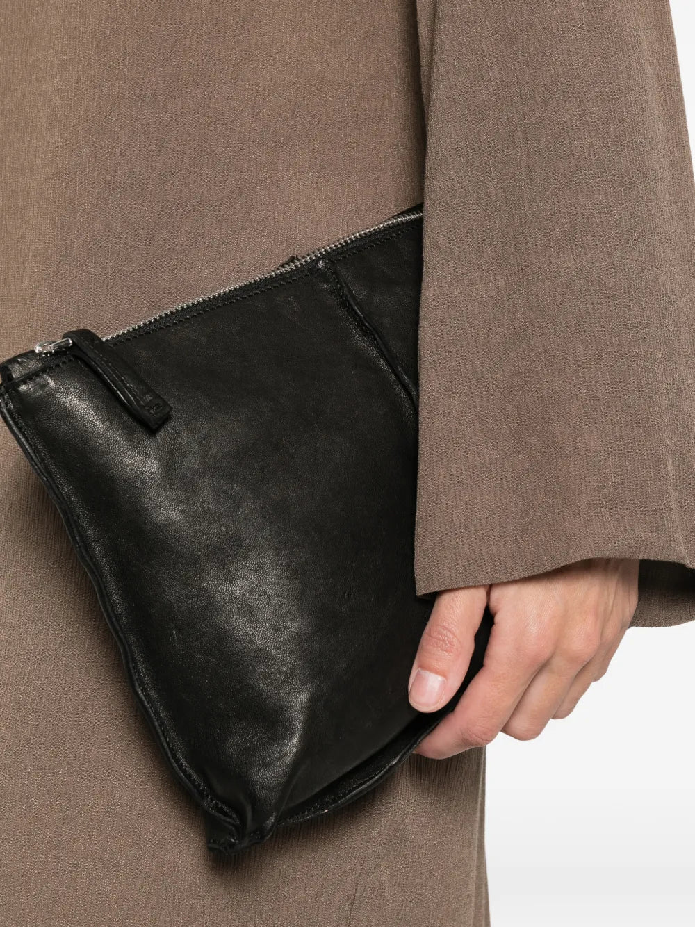 Sommet Clark black vegetable-tanned leather crossbody bag with adjustable strap and artisanal waxed finish, handmade in Italy.