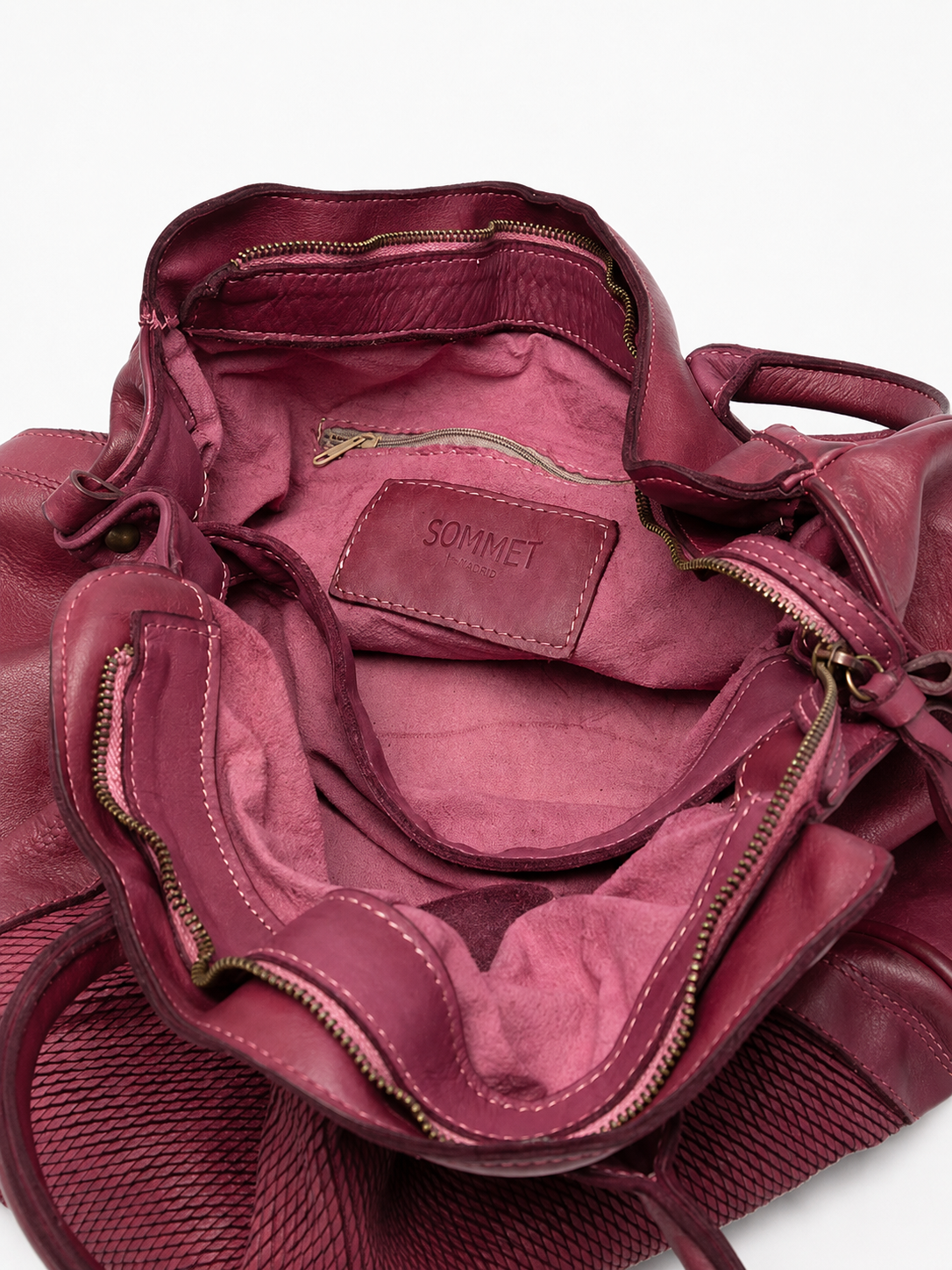 SOMMET KAEL Petalino shoulder bag in prugna – vegetable-tanned leather with laser petalino texture, handmade in Italy