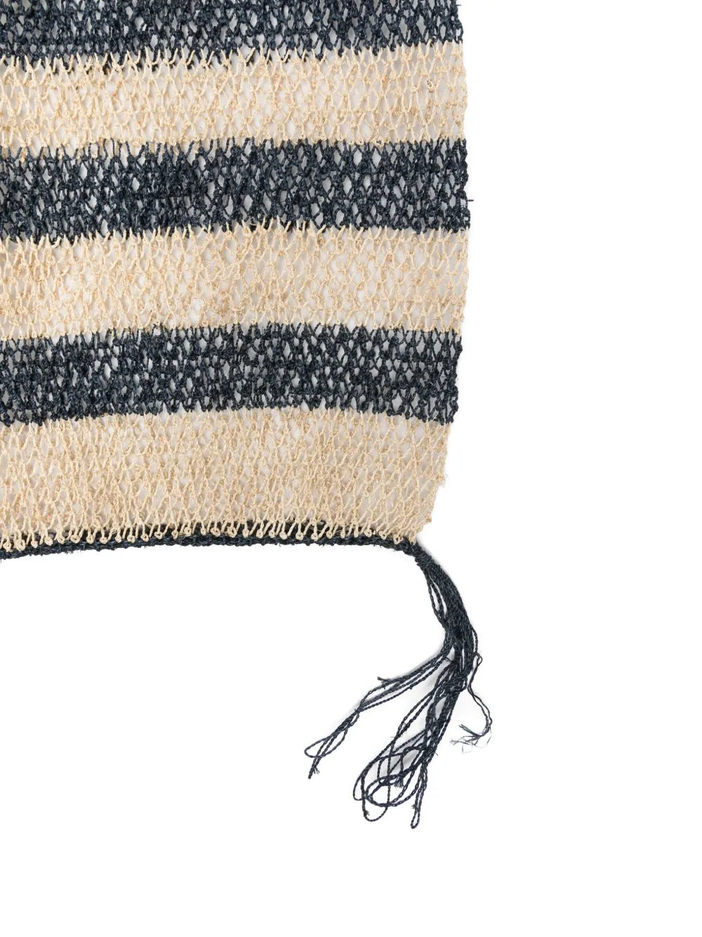 Bolso Kudzu artesanal en color natural con rayas negras y asa larga, hecho a mano en Laos con fibra de vid sostenible.

