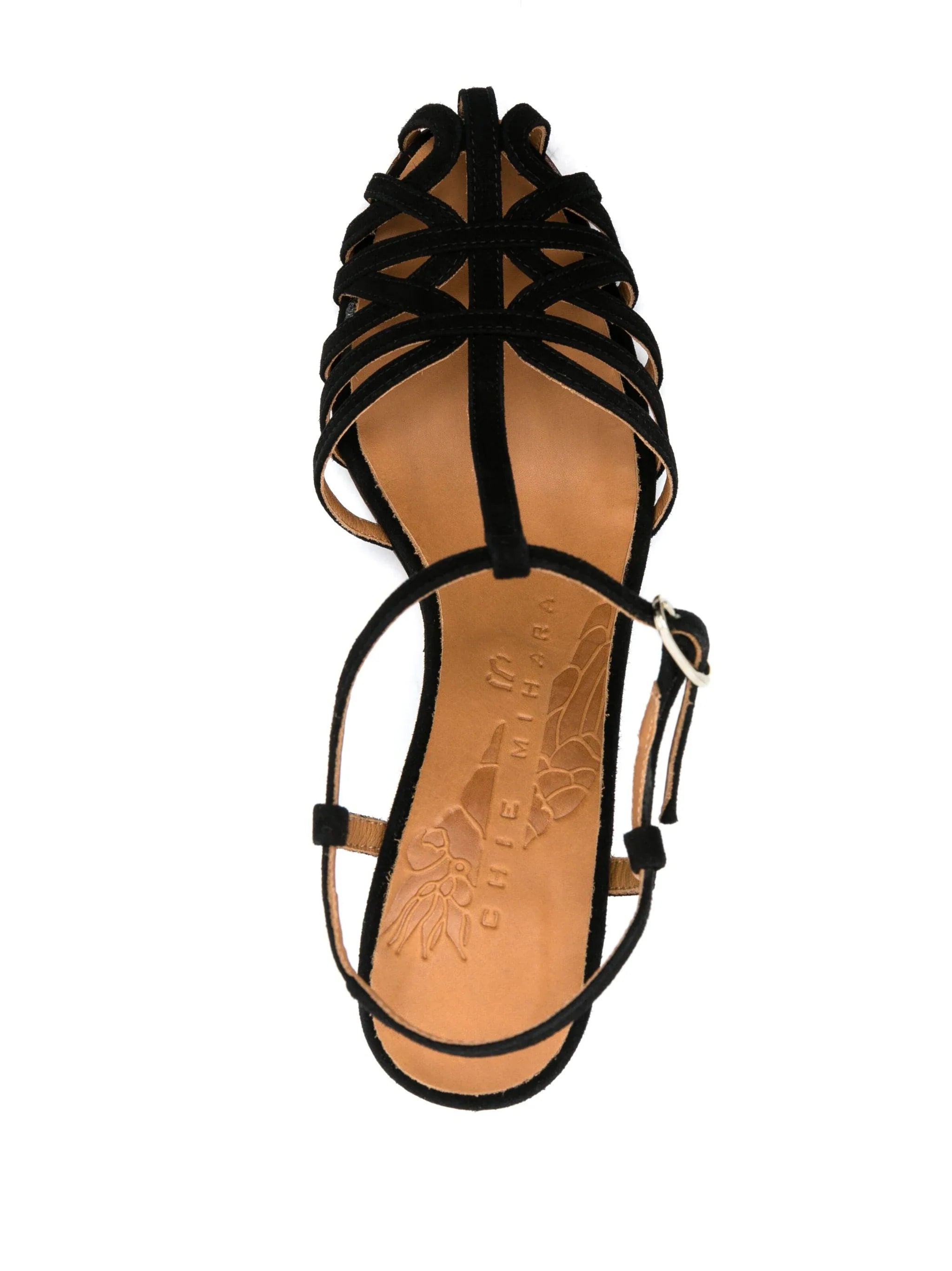 Sandalia de ante negro para mujer, modelo QUENU de Chie Mihara, con tiras tipo cangrejera, puntera abierta y tacón de 9 cm. Hecha a mano en España.

