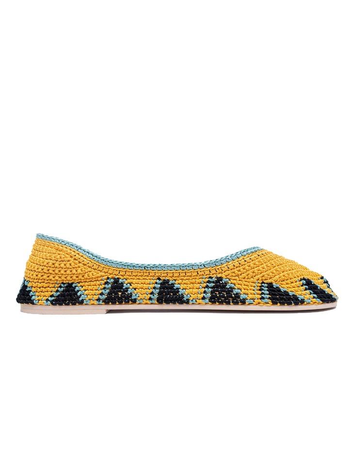 Bailarinas planas de punto crochet tejidas a mano en color amarillo, negro y turquesa.  Están realizadas en algodón y rayón teñidos a mano con tintes naturales, esta combinación de materiales hace que sean un poco elásticas lo que les da un ajuste perfecto y gran comodidad. Perfectas para resaltar cualquier look.   Exterior: 60% Rayón, 40% Algodón Interior: Cuero 100% Suela: Goma 100%  Color: Daylily_yellow