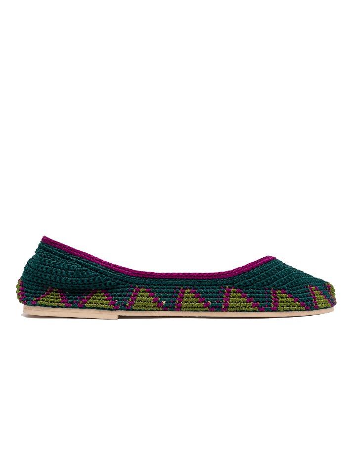 Bailarinas planas de punto crochet tejidas a mano en color verde esmeralda, morado y verde oliva. Están realizadas en algodón y rayón teñidos a mano con tintes naturales, esta combinación de materiales hace que sean un poco elásticas lo que les da un ajuste perfecto y gran comodidad. Perfectas para resaltar cualquier look.   Exterior: 60% Rayón, 40% Algodón Interior: Cuero 100% Suela: Goma 100%  Color: Deep_Green.