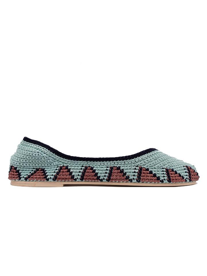 Bailarinas planas de punto crochet tejidas a mano en color celeste, rosa y negro. Están realizadas en algodón y rayón teñidos a mano con tintes naturales, esta combinación de materiales hace que sean un poco elásticas lo que les da un ajuste perfecto y gran comodidad. Perfectas para resaltar cualquier look.   Exterior: 60% Rayón, 40% Algodón Interior: Cuero 100% Suela: Goma 100%  Color: Leisure_Blue