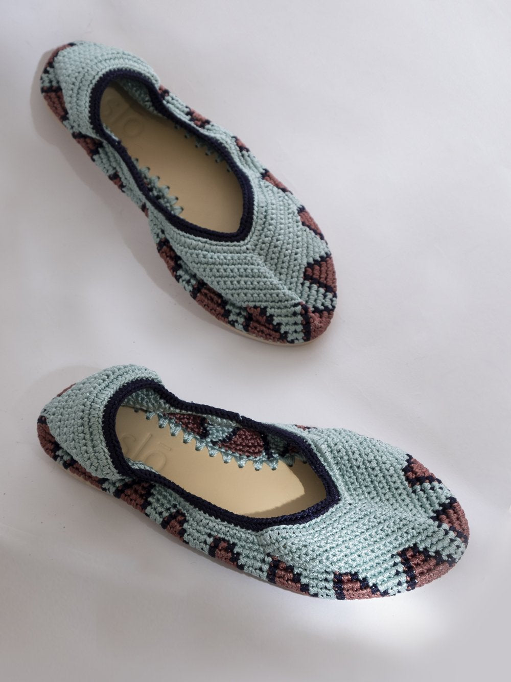 Bailarinas planas de punto crochet tejidas a mano en color celeste, rosa y negro. Están realizadas en algodón y rayón teñidos a mano con tintes naturales, esta combinación de materiales hace que sean un poco elásticas lo que les da un ajuste perfecto y gran comodidad. Perfectas para resaltar cualquier look.   Exterior: 60% Rayón, 40% Algodón Interior: Cuero 100% Suela: Goma 100%  Color: Leisure_Blue