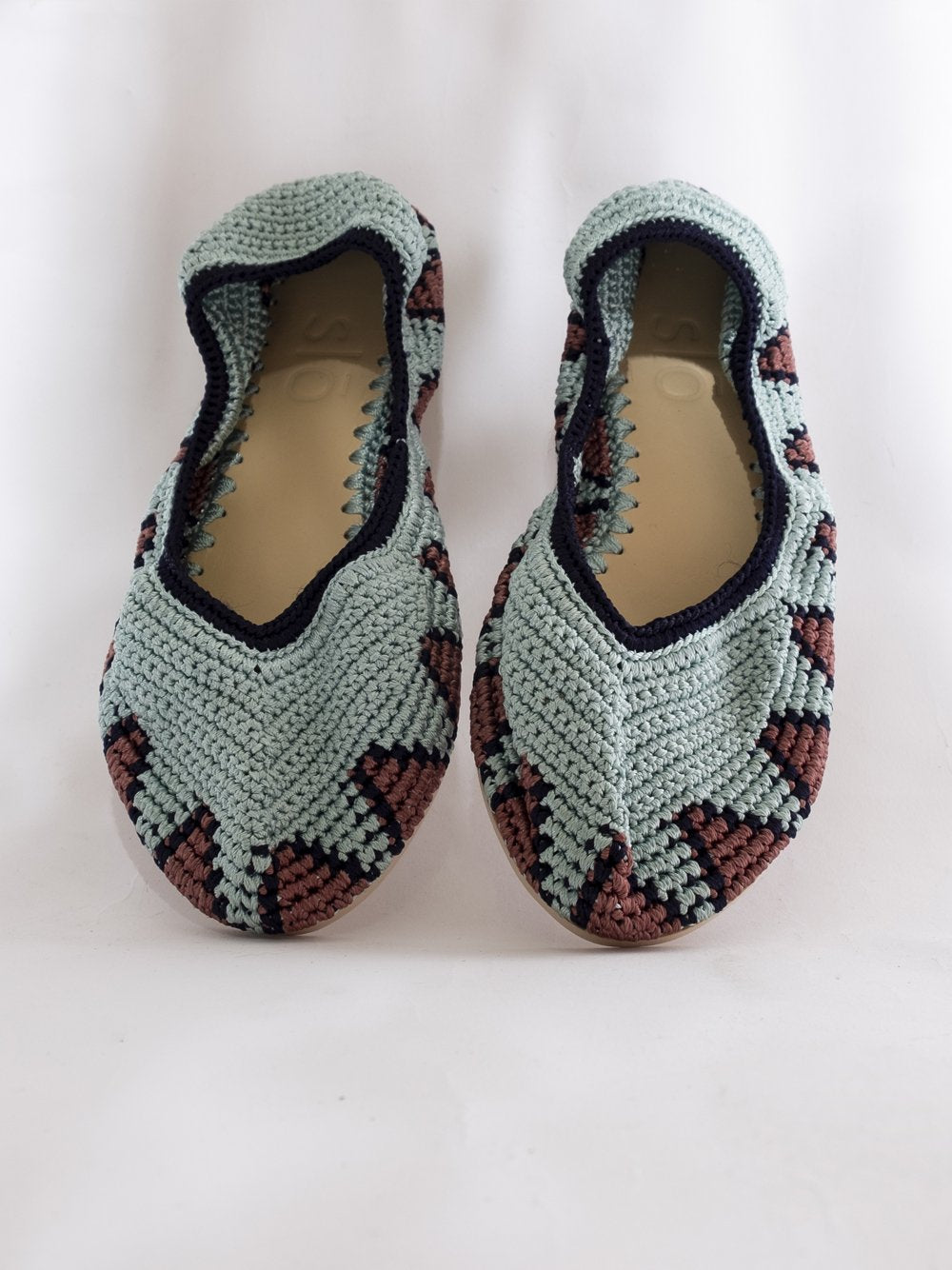 Bailarinas planas de punto crochet tejidas a mano en color celeste, rosa y negro. Están realizadas en algodón y rayón teñidos a mano con tintes naturales, esta combinación de materiales hace que sean un poco elásticas lo que les da un ajuste perfecto y gran comodidad. Perfectas para resaltar cualquier look.   Exterior: 60% Rayón, 40% Algodón Interior: Cuero 100% Suela: Goma 100%  Color: Leisure_Blue