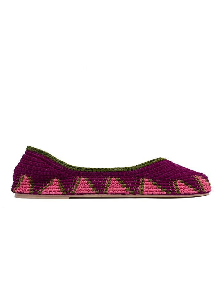 Bailarinas planas de punto crochet tejidas a mano en color verde magenta, rosa y verde. Están realizadas en algodón y rayón teñidos a mano con tintes naturales, esta combinación de materiales hace que sean un poco elásticas lo que les da un ajuste perfecto y gran comodidad. Perfectas para resaltar cualquier look.   Exterior: 60% Rayón, 40% Algodón Interior: Cuero 100% Suela: Goma 100%  Color: Magenta_Purple