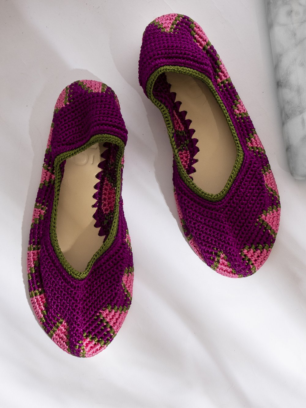 Bailarinas planas de punto crochet tejidas a mano en color verde magenta, rosa y verde. Están realizadas en algodón y rayón teñidos a mano con tintes naturales, esta combinación de materiales hace que sean un poco elásticas lo que les da un ajuste perfecto y gran comodidad. Perfectas para resaltar cualquier look.   Exterior: 60% Rayón, 40% Algodón Interior: Cuero 100% Suela: Goma 100%  Color: Magenta_Purple