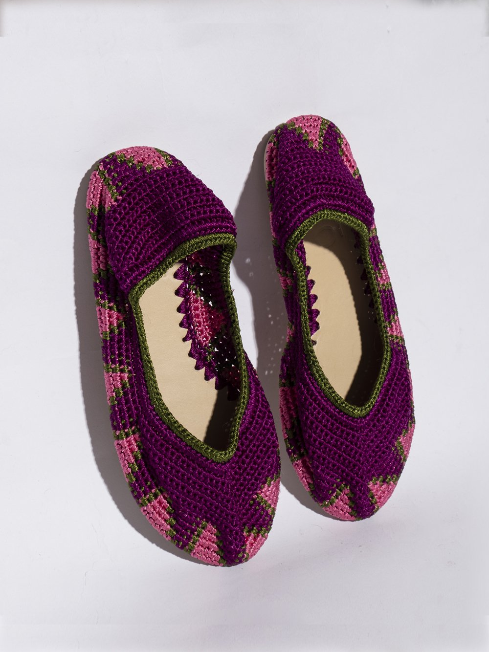 Bailarinas planas de punto crochet tejidas a mano en color verde magenta, rosa y verde. Están realizadas en algodón y rayón teñidos a mano con tintes naturales, esta combinación de materiales hace que sean un poco elásticas lo que les da un ajuste perfecto y gran comodidad. Perfectas para resaltar cualquier look.   Exterior: 60% Rayón, 40% Algodón Interior: Cuero 100% Suela: Goma 100%  Color: Magenta_Purple