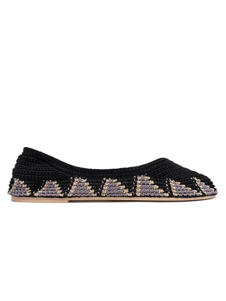 Bailarinas planas de punto crochet tejidas a mano en color negro, gris y blanco. Están realizadas en algodón y rayón teñidos a mano con tintes naturales, esta combinación de materiales hace que sean un poco elásticas lo que les da un ajuste perfecto y gran comodidad. Perfectas para resaltar cualquier look.   Exterior: 60% Rayón, 40% Algodón Interior: Cuero 100% Suela: Goma 100%  Color: Moonless_Black