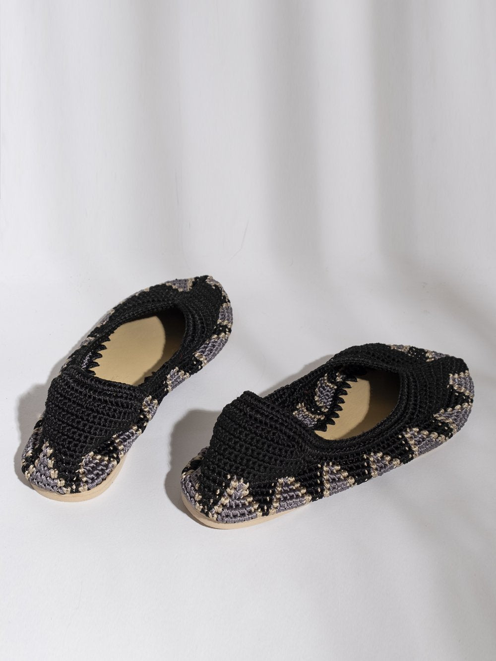 Bailarinas planas de punto crochet tejidas a mano en color negro, gris y blanco. Están realizadas en algodón y rayón teñidos a mano con tintes naturales, esta combinación de materiales hace que sean un poco elásticas lo que les da un ajuste perfecto y gran comodidad. Perfectas para resaltar cualquier look.   Exterior: 60% Rayón, 40% Algodón Interior: Cuero 100% Suela: Goma 100%  Color: Moonless_Black
