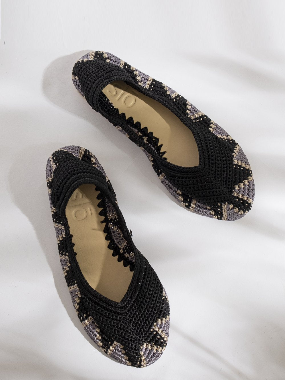 Bailarinas planas de punto crochet tejidas a mano en color negro, gris y blanco. Están realizadas en algodón y rayón teñidos a mano con tintes naturales, esta combinación de materiales hace que sean un poco elásticas lo que les da un ajuste perfecto y gran comodidad. Perfectas para resaltar cualquier look.   Exterior: 60% Rayón, 40% Algodón Interior: Cuero 100% Suela: Goma 100%  Color: Moonless_Black